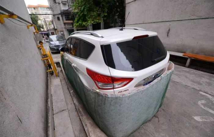 Chinese Drivers Covering Their Cars with Rat-Proof Cover -01