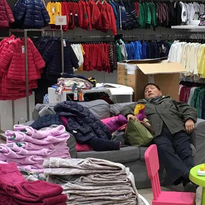 35 Funny Husbands Shopping With Their Wives Will Make You LOL -32