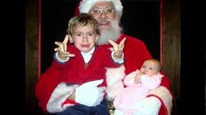 32 Insanely Creepy Santa Claus Photos That May Ruin Your Christmas-01