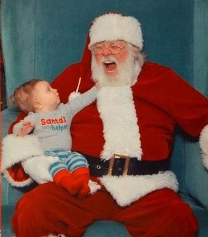 32 Insanely Creepy Santa Claus Photos That May Ruin Your Christmas-05