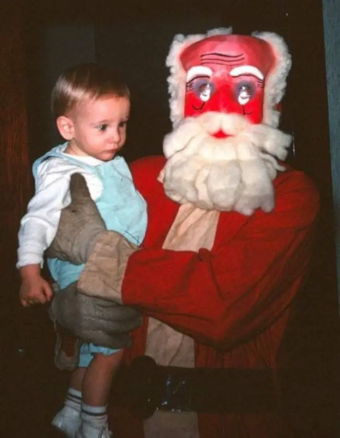 32 Insanely Creepy Santa Claus Photos That May Ruin Your Christmas-06