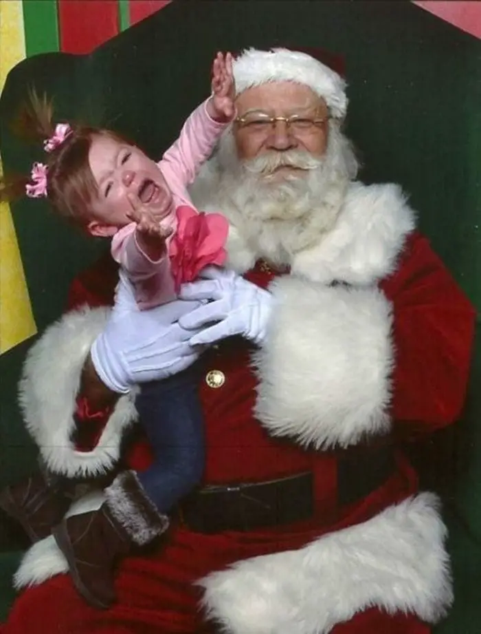 32 Insanely Creepy Santa Claus Photos That May Ruin Your Christmas-07