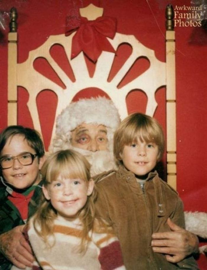 32 Insanely Creepy Santa Claus Photos That May Ruin Your Christmas-18