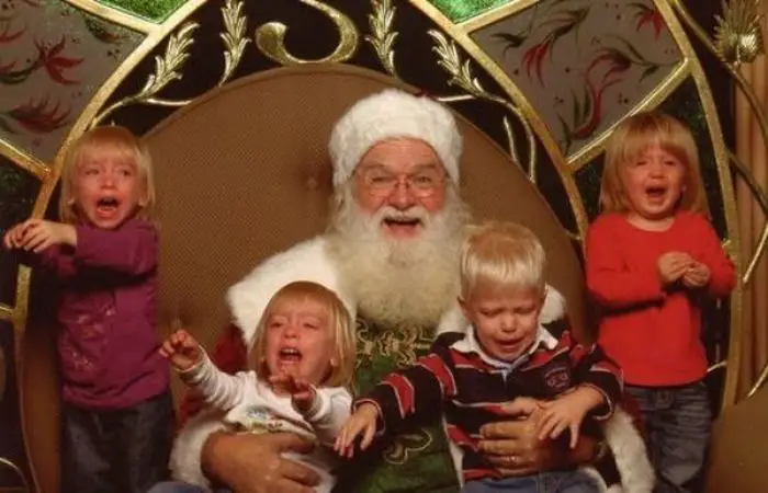 32 Insanely Creepy Santa Claus Photos That May Ruin Your Christmas-20