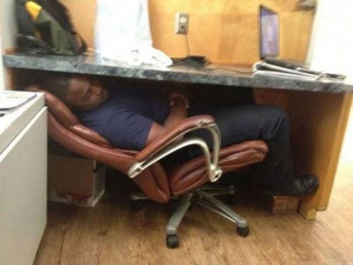 26 Hilarious Photos Reveal Lazy People Sleep Anywhere -02