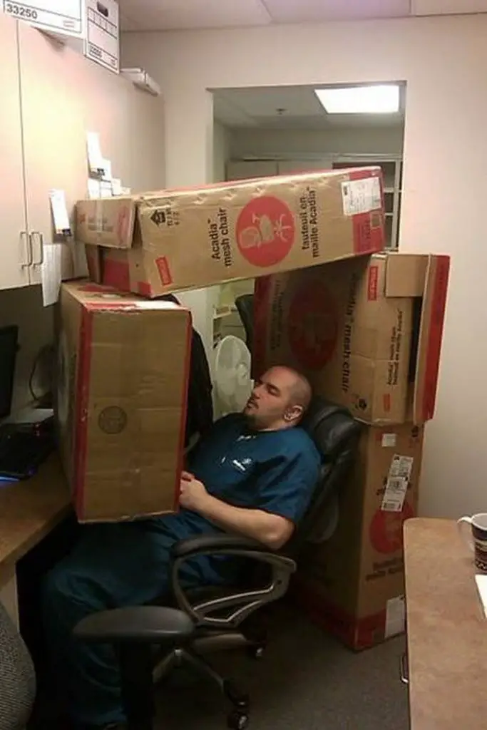 26 Hilarious Photos Reveal Lazy People Sleep Anywhere Drollfeed 