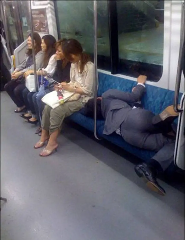 26 Hilarious Photos Reveal Lazy People Sleep Anywhere -10