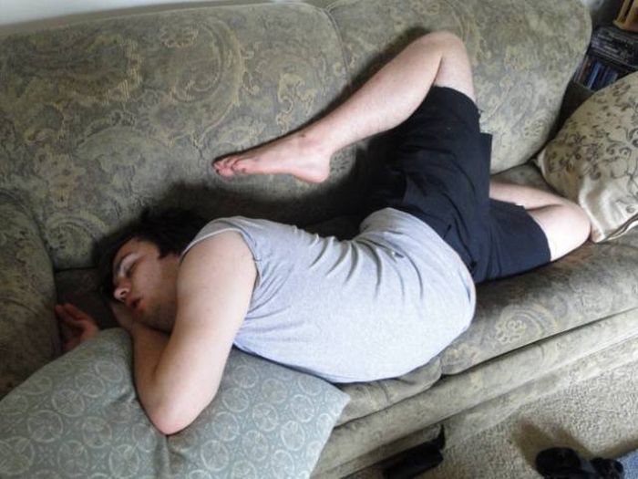 26 Hilarious Photos Reveal Lazy People Sleep Anywhere -17