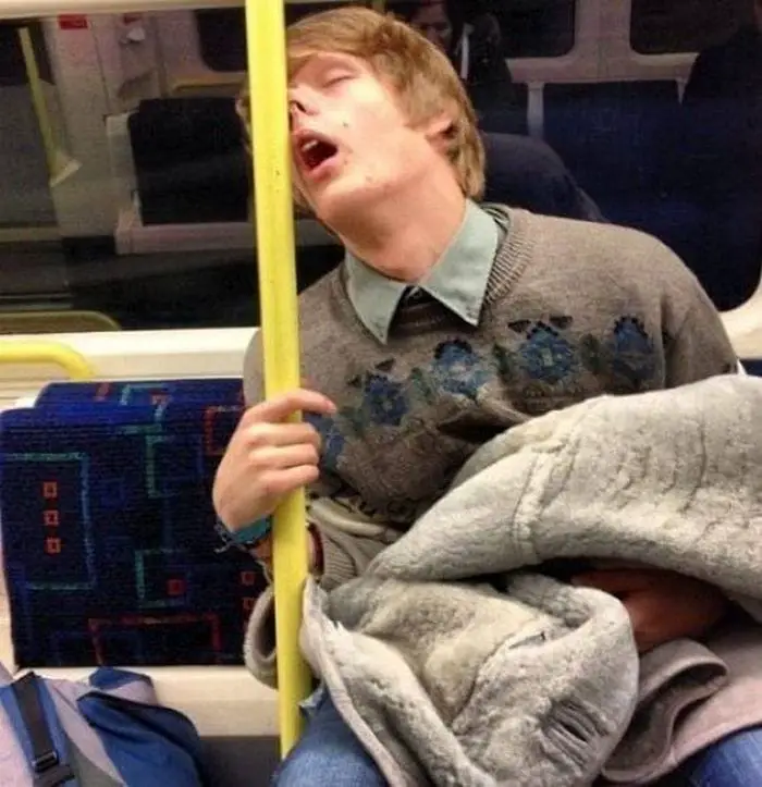 26 Hilarious Photos Reveal Lazy People Sleep Anywhere -25