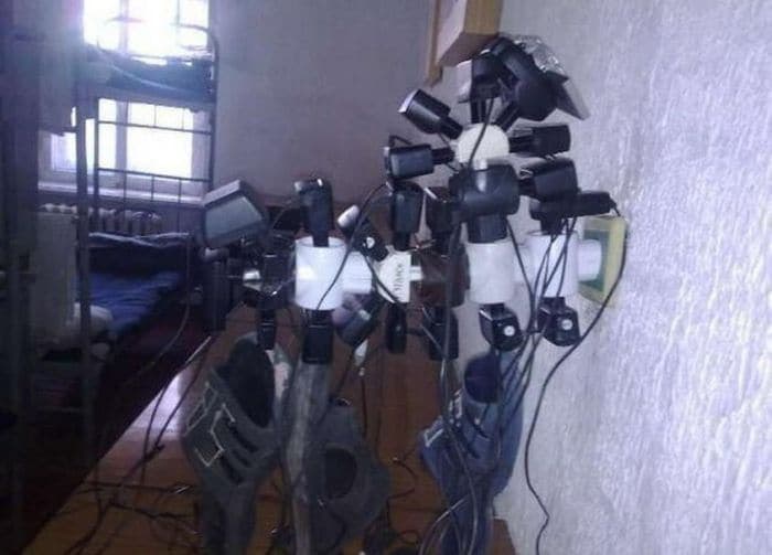 13 Ridiculous Pics of Smartphone Charging in the Army Will Make You LOL -03