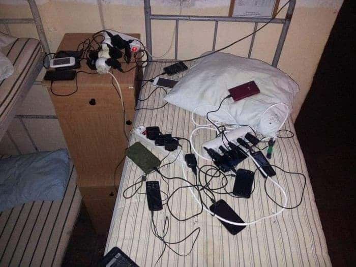 13 Ridiculous Pics of Smartphone Charging in the Army Will Make You LOL -08