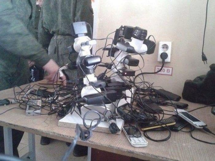 13 Ridiculous Pics of Smartphone Charging in the Army Will Make You LOL -09
