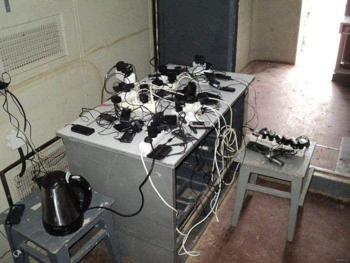 13 Ridiculous Pics of Smartphone Charging in the Army Will Make You LOL -10