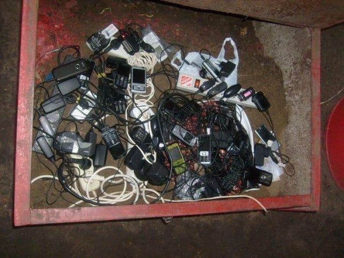 13 Ridiculous Pics of Smartphone Charging in the Army Will Make You LOL -11