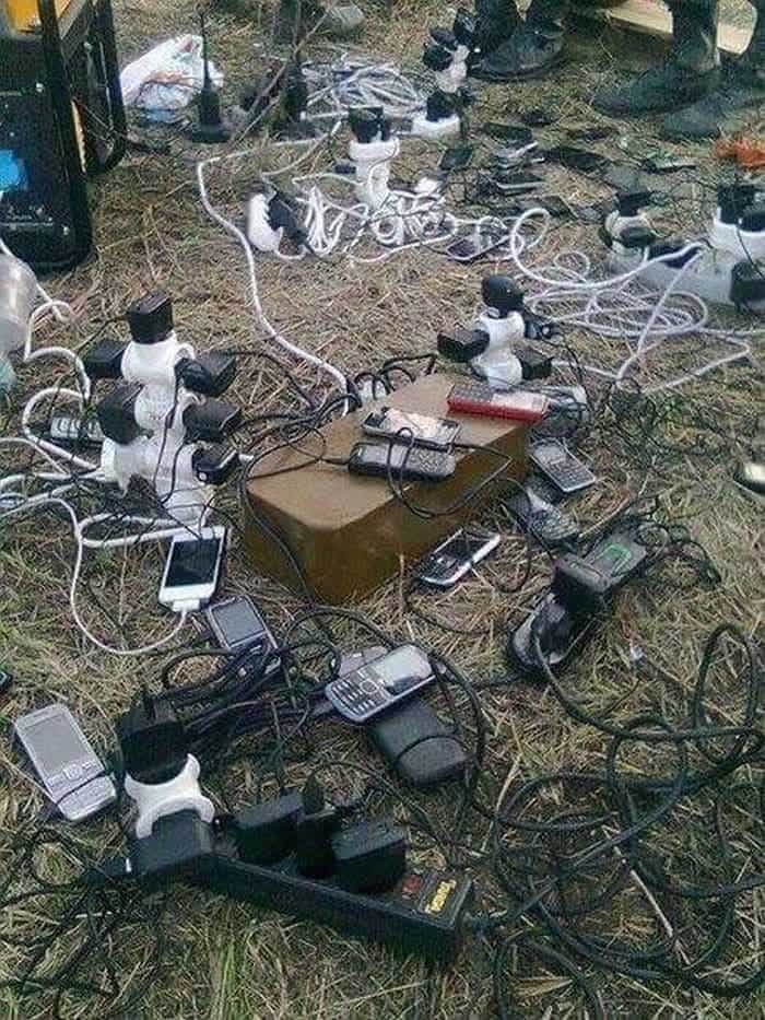 13 Ridiculous Pics of Smartphone Charging in the Army Will Make You LOL -13