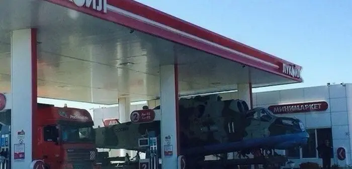 31 Awkward Gas Station Moments That Are Odd And Shocking-05
