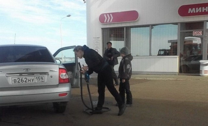 31 Awkward Gas Station Moments That Are Odd And Shocking-06