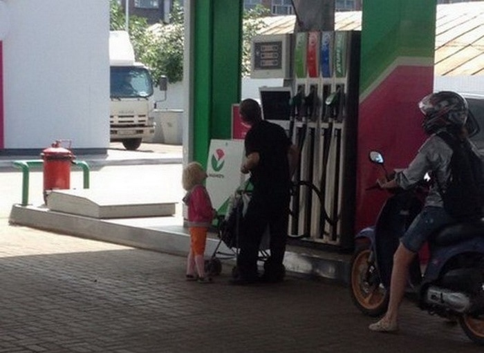 31 Awkward Gas Station Moments That Are Odd And Shocking-16