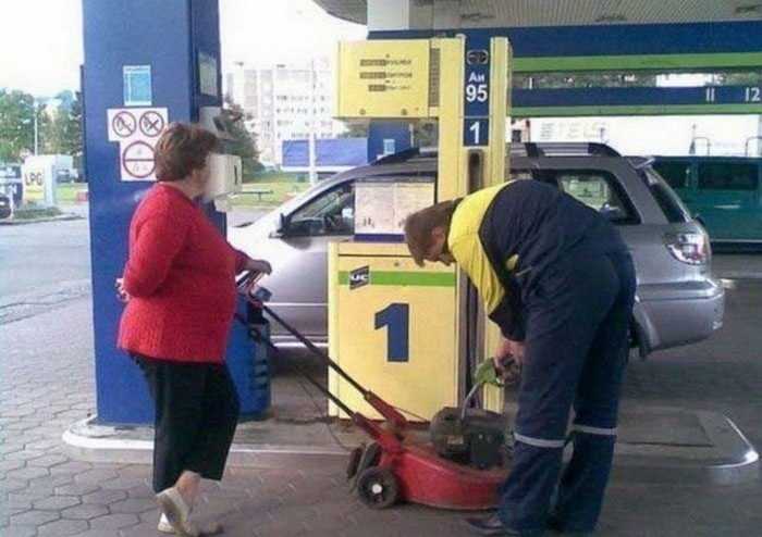 31 Awkward Gas Station Moments That Are Odd And Shocking-25