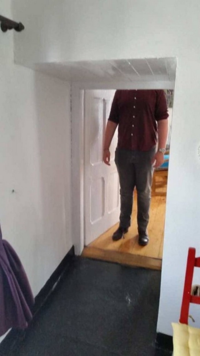 46 Hilarious Photos Of Tall People Problems-11