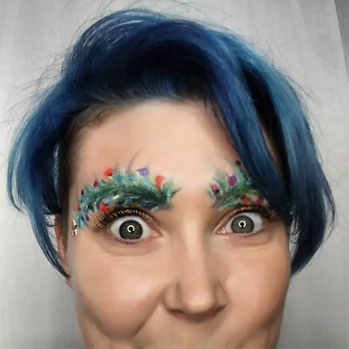 15 Hilarious Christmas Tree Eyebrows That Will Feel You Festive-03