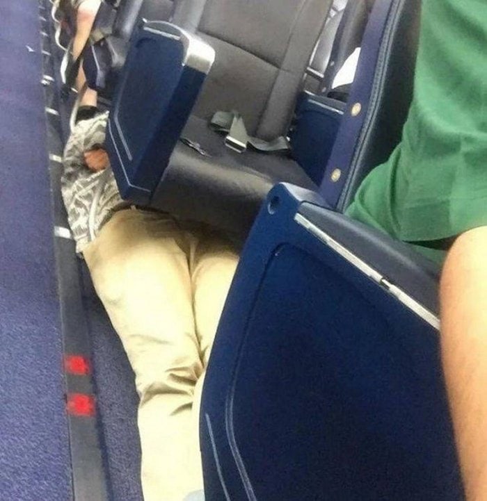 Awkward Airplane Moments That Are Funny And Scary (18 Photos)-13