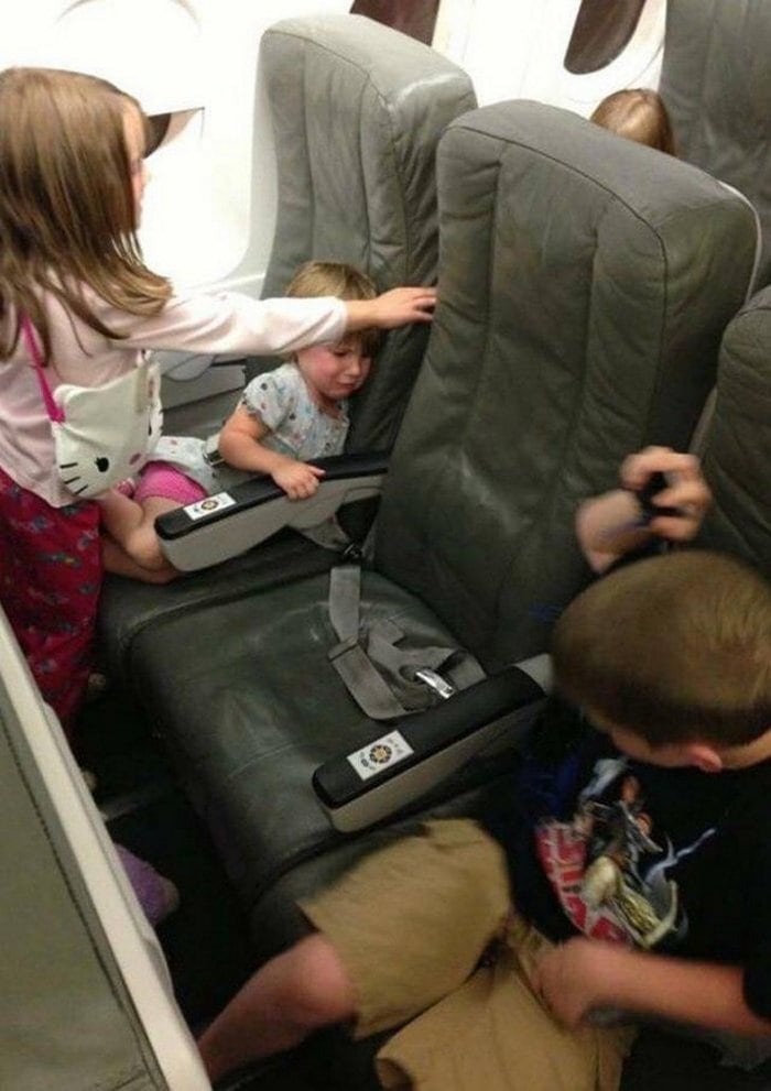 Awkward Airplane Moments That Are Funny And Scary (18 Photos)-16