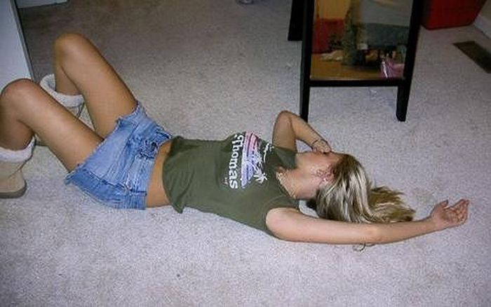 Embarrassing Drunk Girls That Are Too Hilarious To Handle (40 Photos)-02