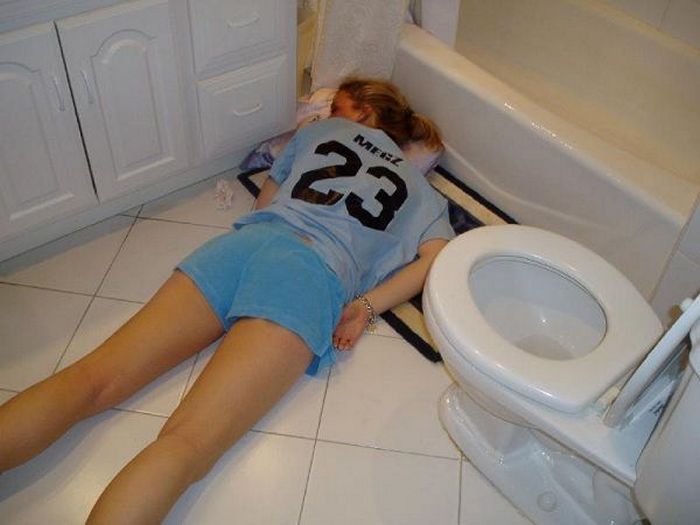 Embarrassing Drunk Girls That Are Too Hilarious To Handle (40 Photos)-07