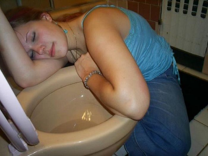 Embarrassing Drunk Girls That Are Too Hilarious To Handle (40 Photos)-08