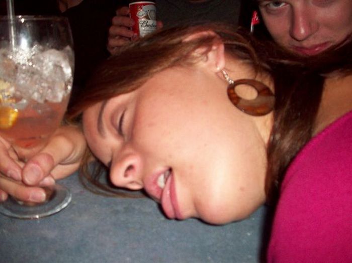 Embarrassing Drunk Girls That Are Too Hilarious To Handle (40 Photos)-10