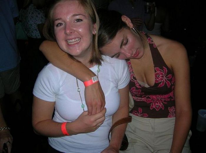 Embarrassing Drunk Girls That Are Too Hilarious To Handle (40 Photos)-12