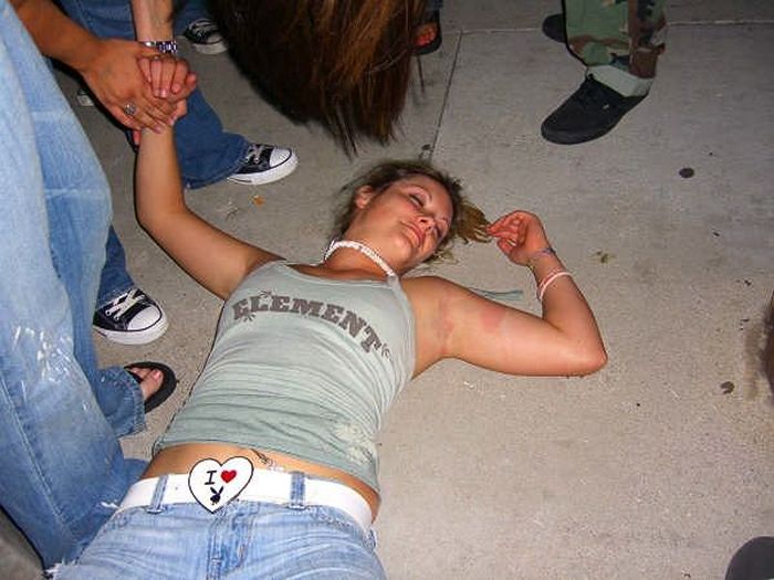 Embarrassing Drunk Girls That Are Too Hilarious To Handle (40 Photos)-16