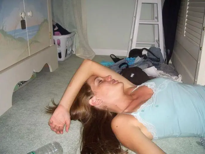 Embarrassing Drunk Girls That Are Too Hilarious To Handle (40 Photos)-19