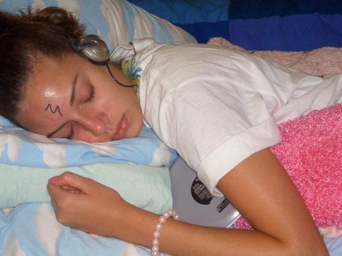 Embarrassing Drunk Girls That Are Too Hilarious To Handle (40 Photos)-21