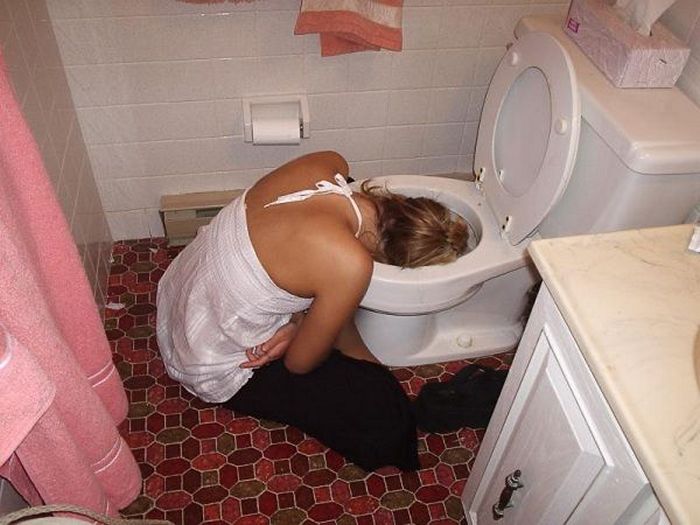 Embarrassing Drunk Girls That Are Too Hilarious To Handle (40 Photos)-25