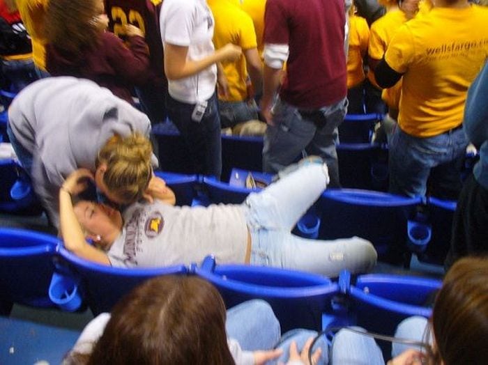 Embarrassing Drunk Girls That Are Too Hilarious To Handle (40 Photos)-31