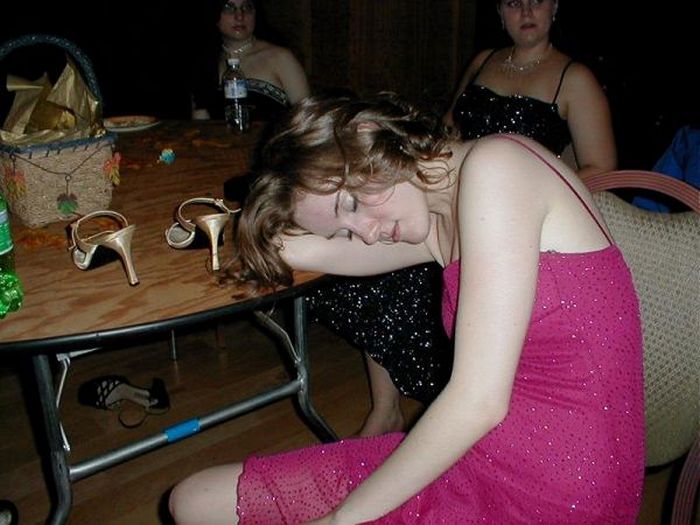 Embarrassing Drunk Girls That Are Too Hilarious To Handle (40 Photos)-32