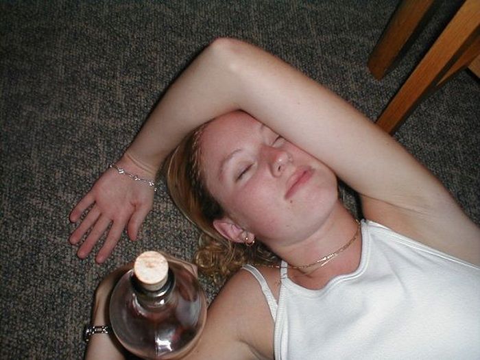 Embarrassing Drunk Girls That Are Too Hilarious To Handle (40 Photos)-34
