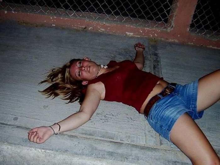 Embarrassing Drunk Girls That Are Too Hilarious To Handle (40 Photos)-36